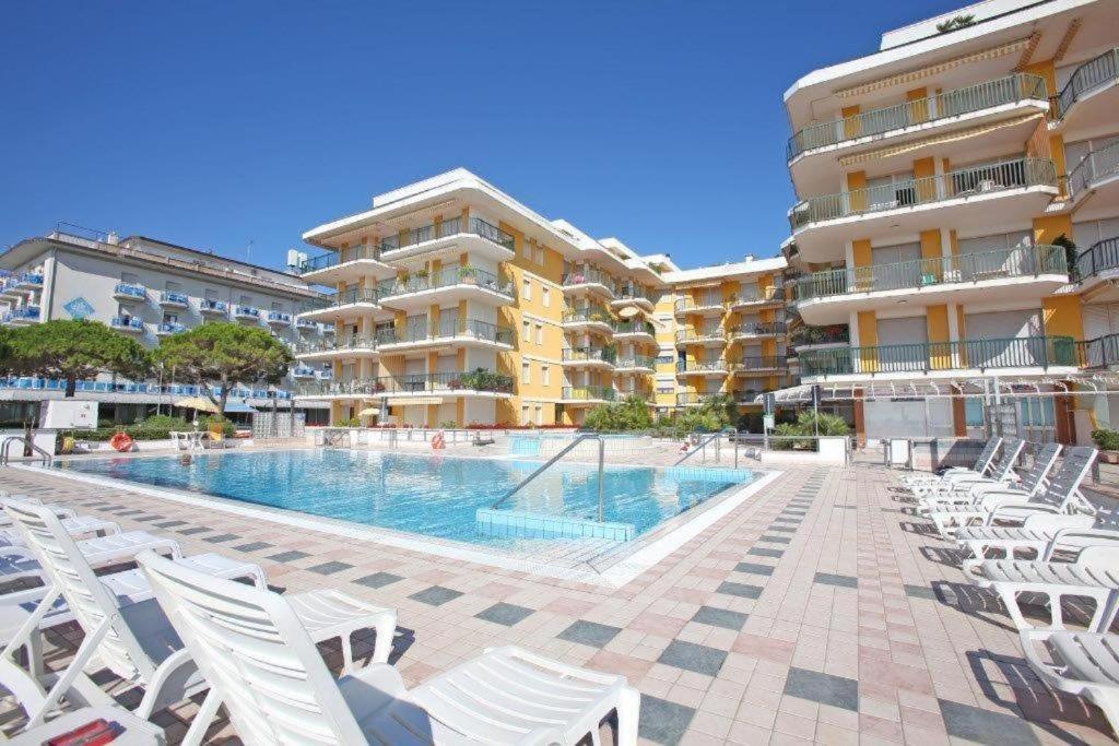 Panfilo Con Piscina Fronte Mare Lido di Jesolo